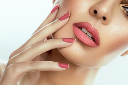 Девушка с красивым маникюром