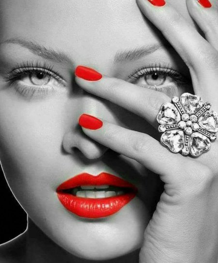 Девушка с маникюром