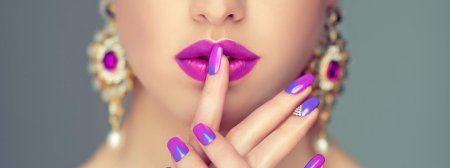 Девушка с красивым маникюром