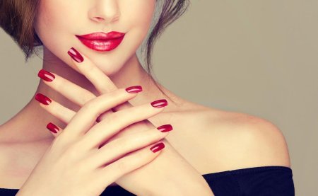 Девушка с красивым маникюром