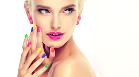 Девушка с маникюром