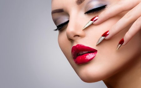 Девушка с красивым маникюром