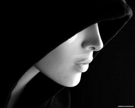 Девушка в капюшоне