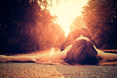 Девушка лежит на дороге