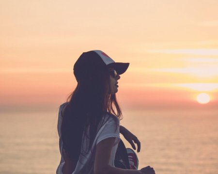 Девушка в кепке