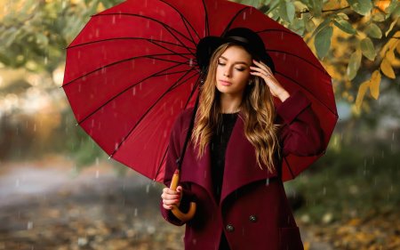 Девушка с зонтом осень