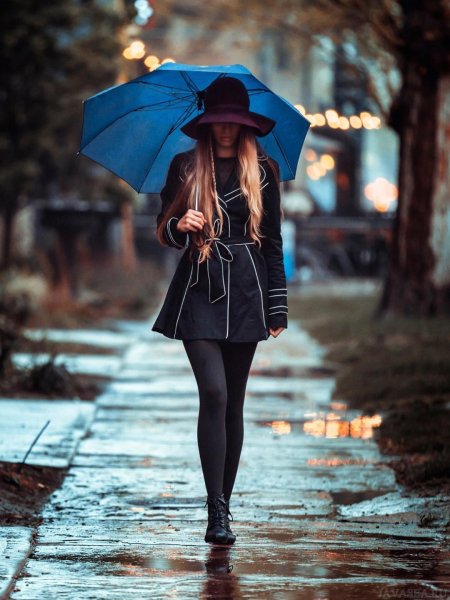 Девушка с зонтиком под дождем