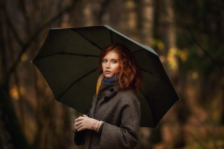 Женщина с зонтом