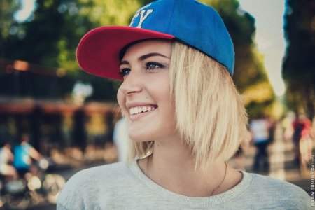 Красивые девушки в бейсболках