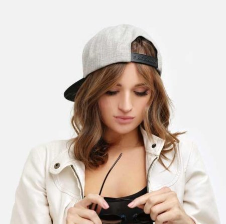 Девушка в кепи