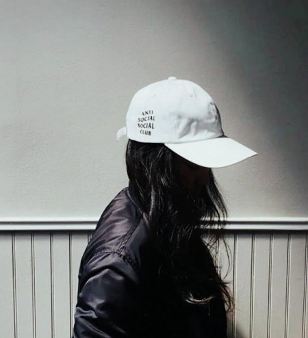 Девушка в бейсболке