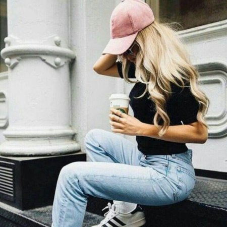 Блондинка в бейсболке