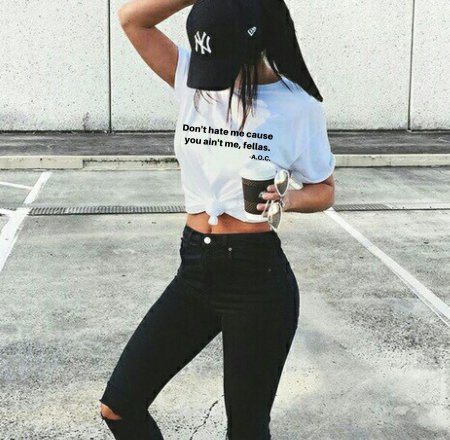 Брюнетка в бейсболке