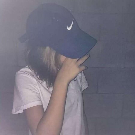 Девушка в кепке