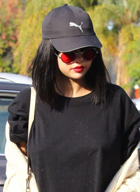 Селена гомес в бейсболке