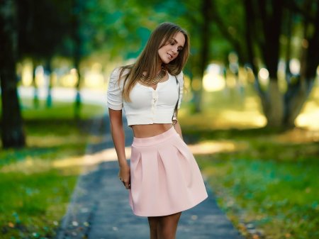 Красивая девушка в юбке