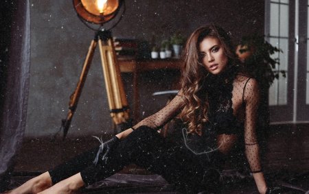 Красивая фотосессия девушки в студии