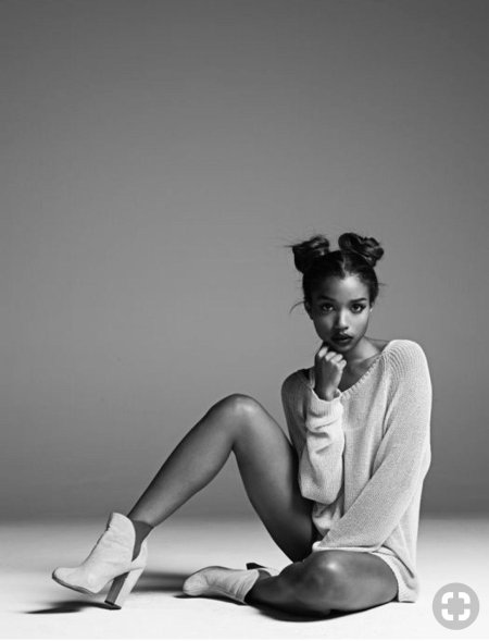 Стильная фотосессия для девушки в студии