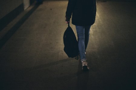 Девочка на улице ночью