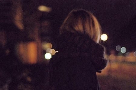 Девушка со спины зимой ночью