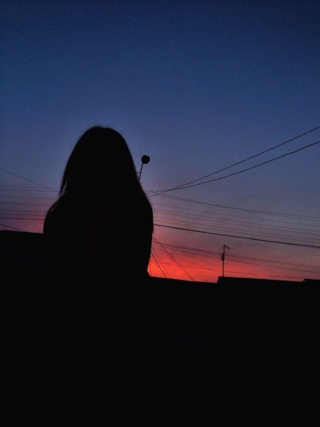 Девушка со спины ночью