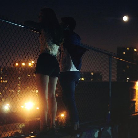 Парень с девушкой ночью