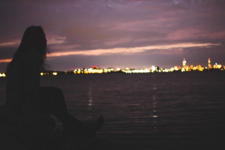 Девушка в ночном городе