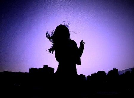 Девушка в темноте