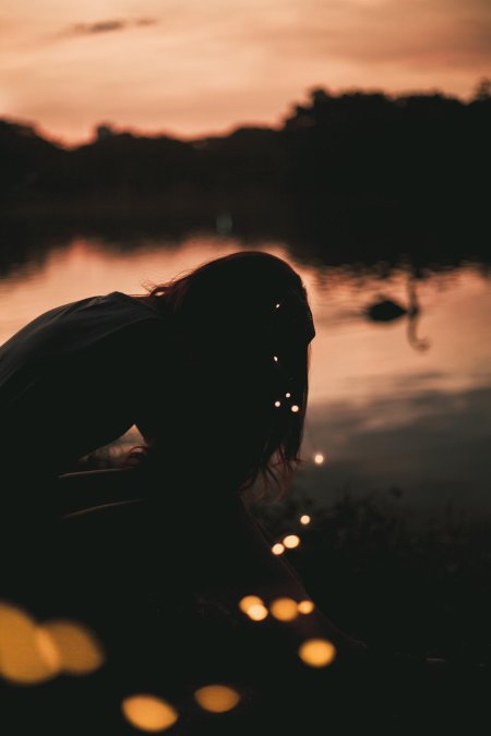 Девушка в темноте