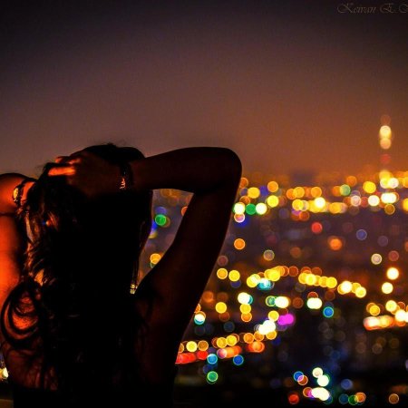 Девушка на фоне ночного города