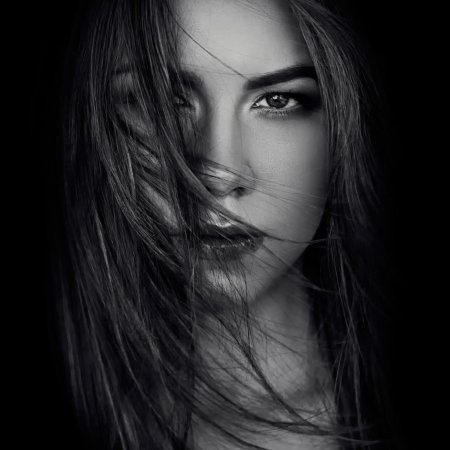Лицо девушки черно белое