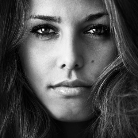 Лицо девушки черно белое