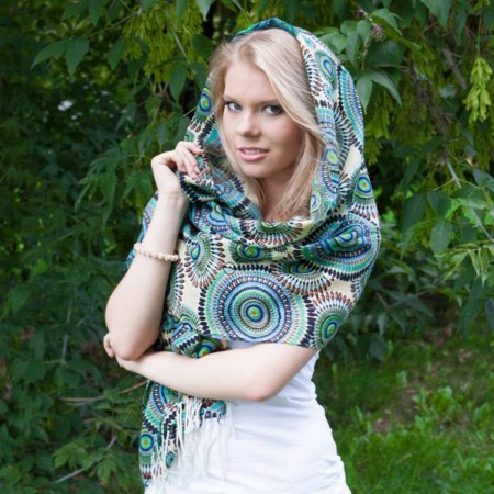 Девушка в платке