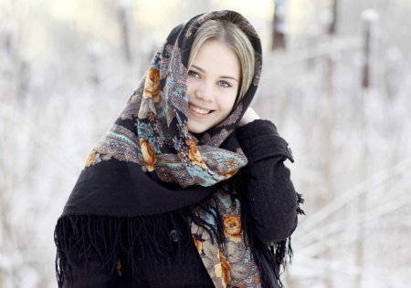 Русская красавица в платке
