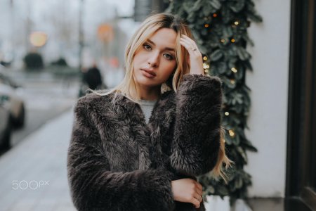 Девушки в шубах зимой