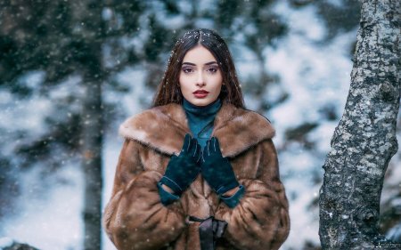 Девушка в шубе