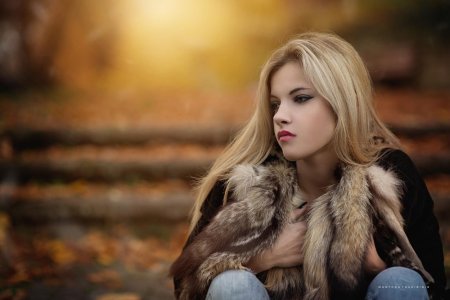 Красивая девушка в шубе