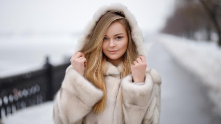 Красивая девушка в шубе