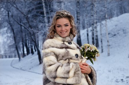 Девушка в шубе