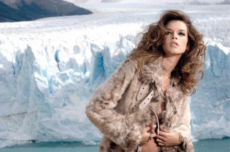 Красивая девушка в шубе