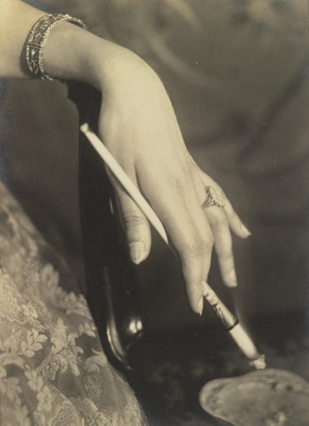 Женщина с мундштуком