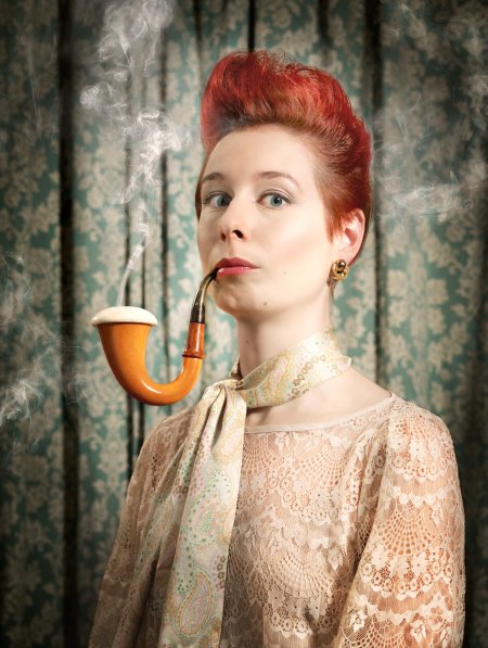 Девушка с трубкой