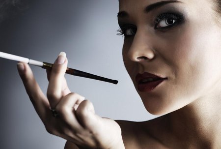 Девушка курит мундштук