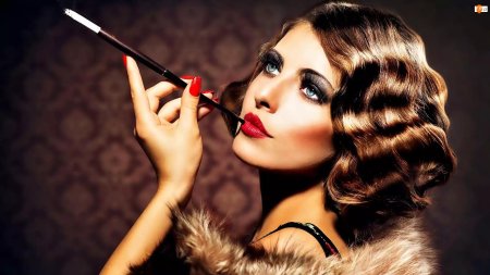 Девушка с мундштуком