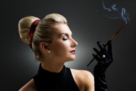 Женщина с мундштуком