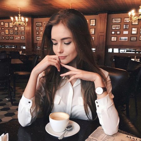 Девушка в кофейне