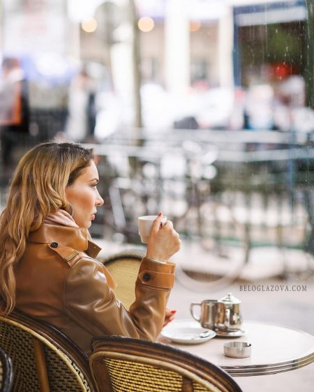 Девушка в кафе