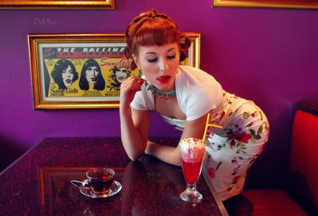 Девушка в кафе