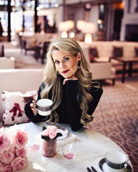 Красивая девушка в кафе