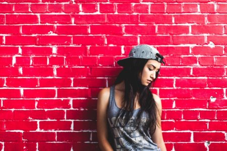 Фотосессия возле стены